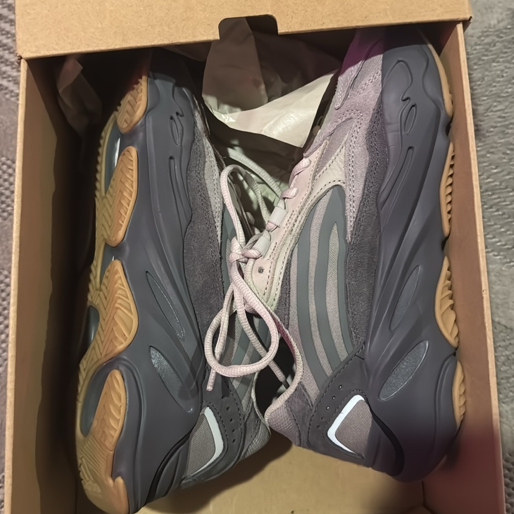 YEEZY BOOST 700